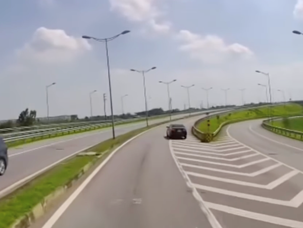 Xe ô tô đi lùi trên cao tốc Hà Nội - Thái Nguyên