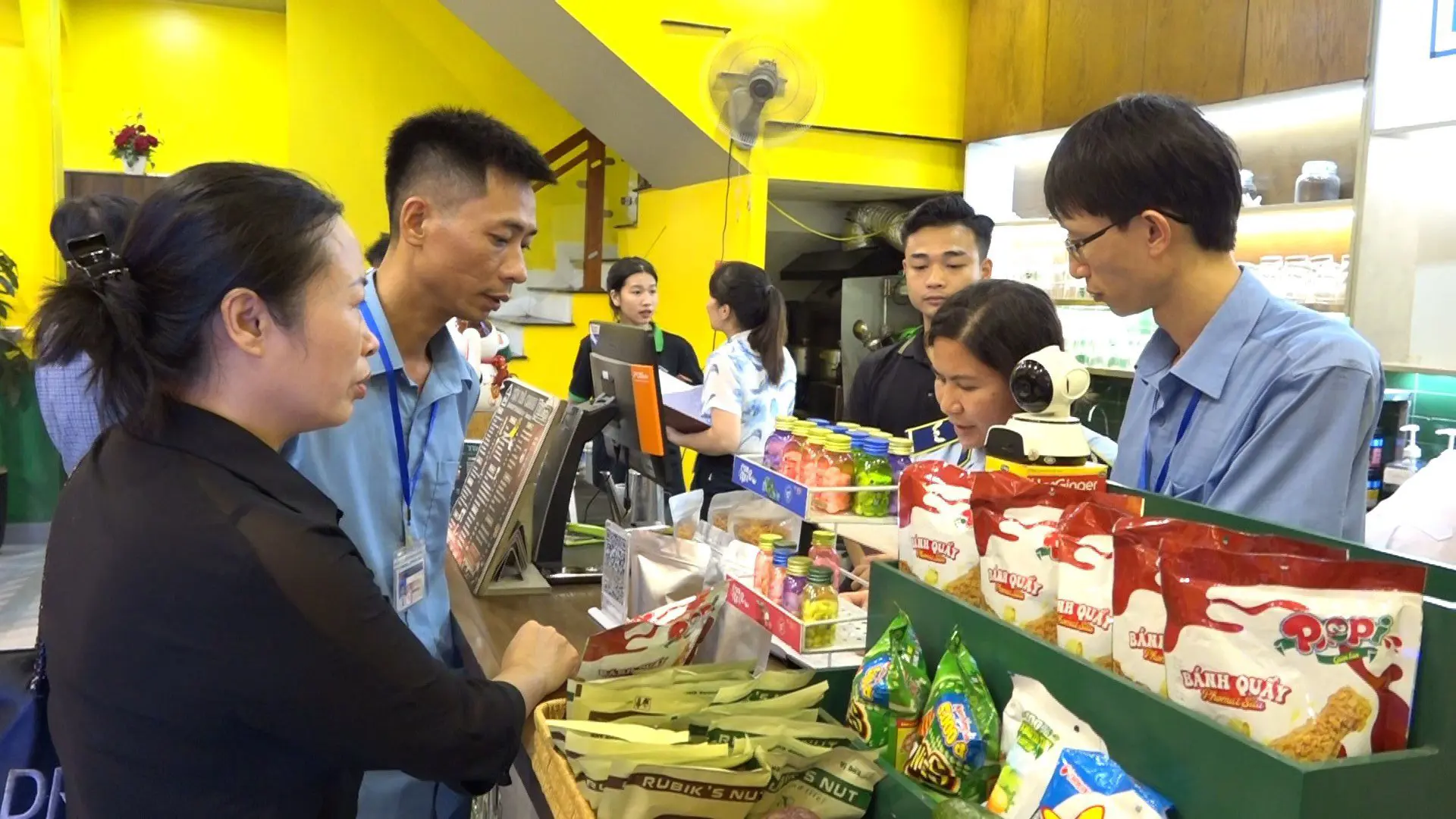 Huyện Ba Vì: kiểm soát chặt an toàn thực phẩm trong và ngoài cổng trường học