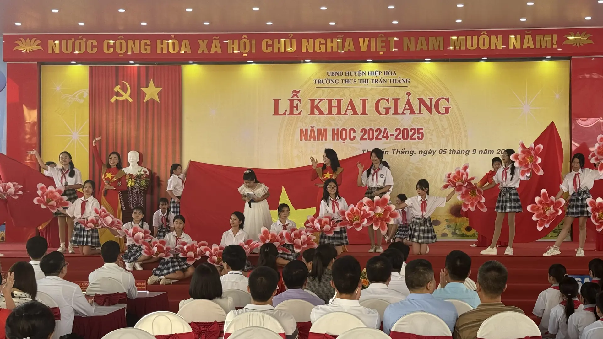 Hân hoan không khí khai giảng năm học mới tại Hiệp Hoà, Bắc Giang