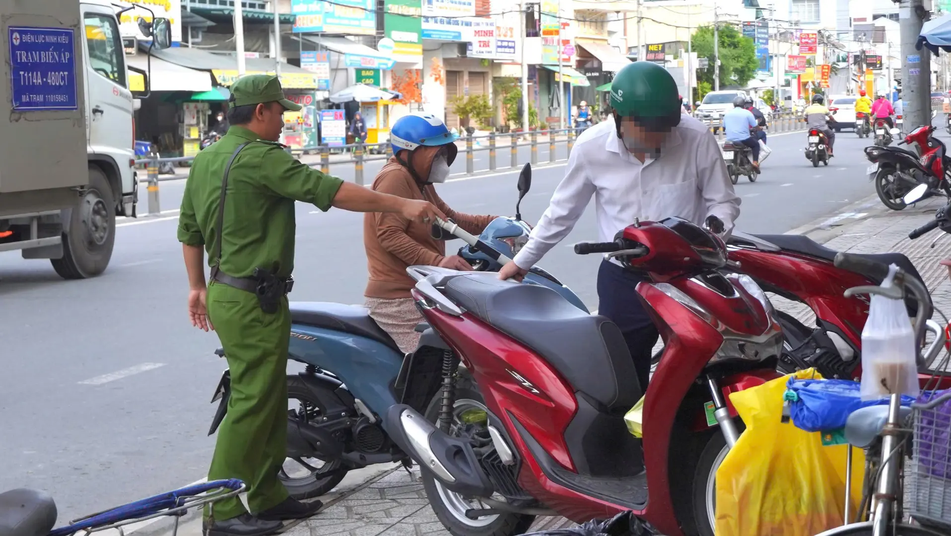 Cần Thơ ra quân xử lý xe đi ngược chiều trên đường Trần Hoàng Na