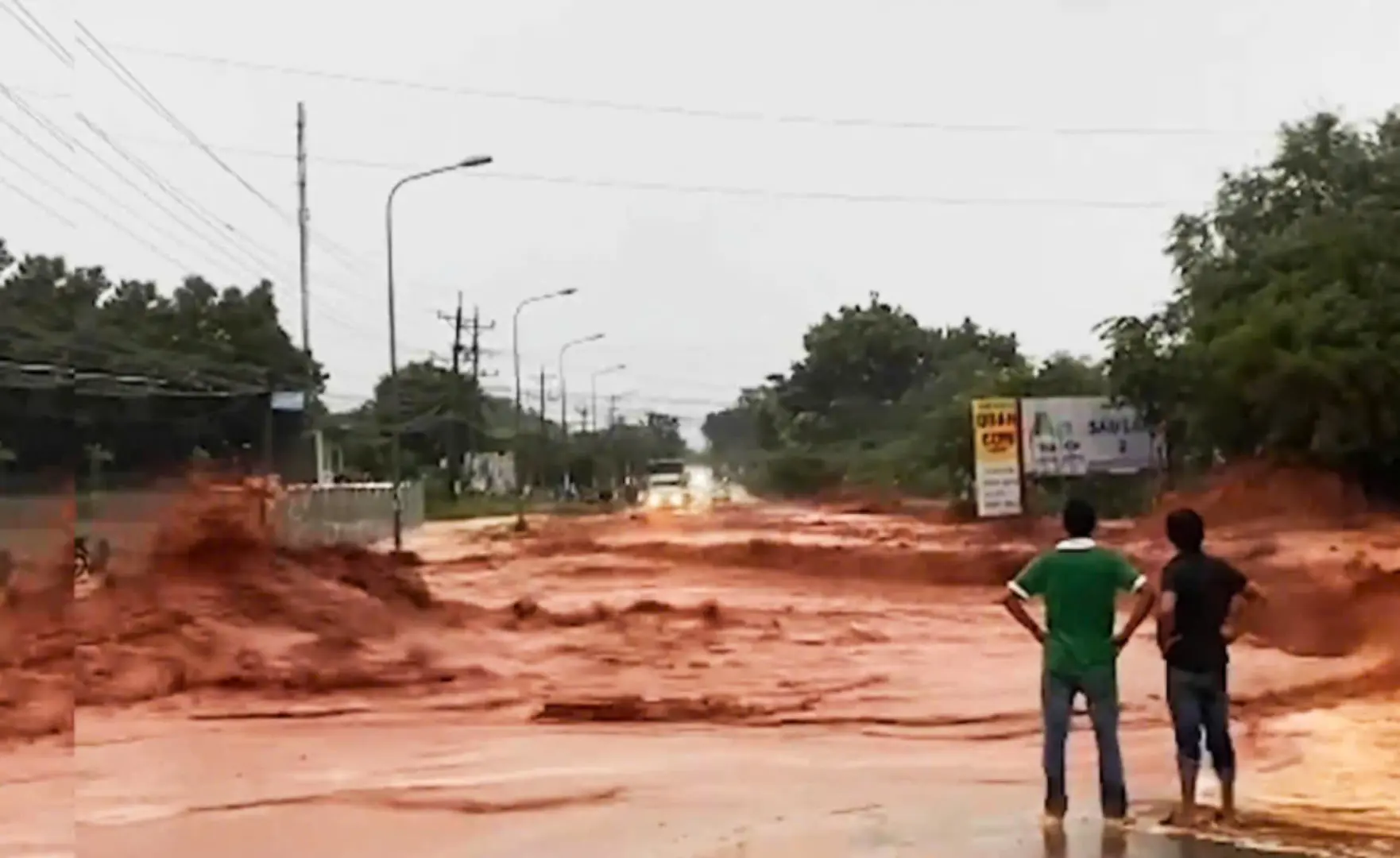 Mưa lớn 3 ngày liên tục, lũ cát bùn đỏ cuốn trôi một phụ nữ