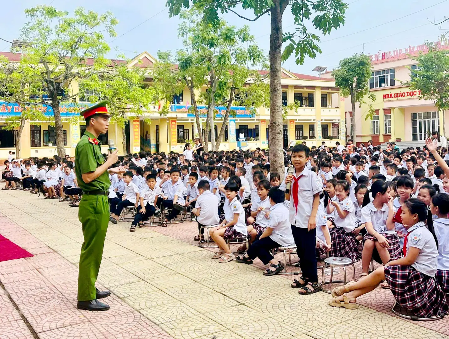 Đan Phượng tuyên truyền luật giao thông, kỹ năng phòng cháy chữa cháy cho học sinh