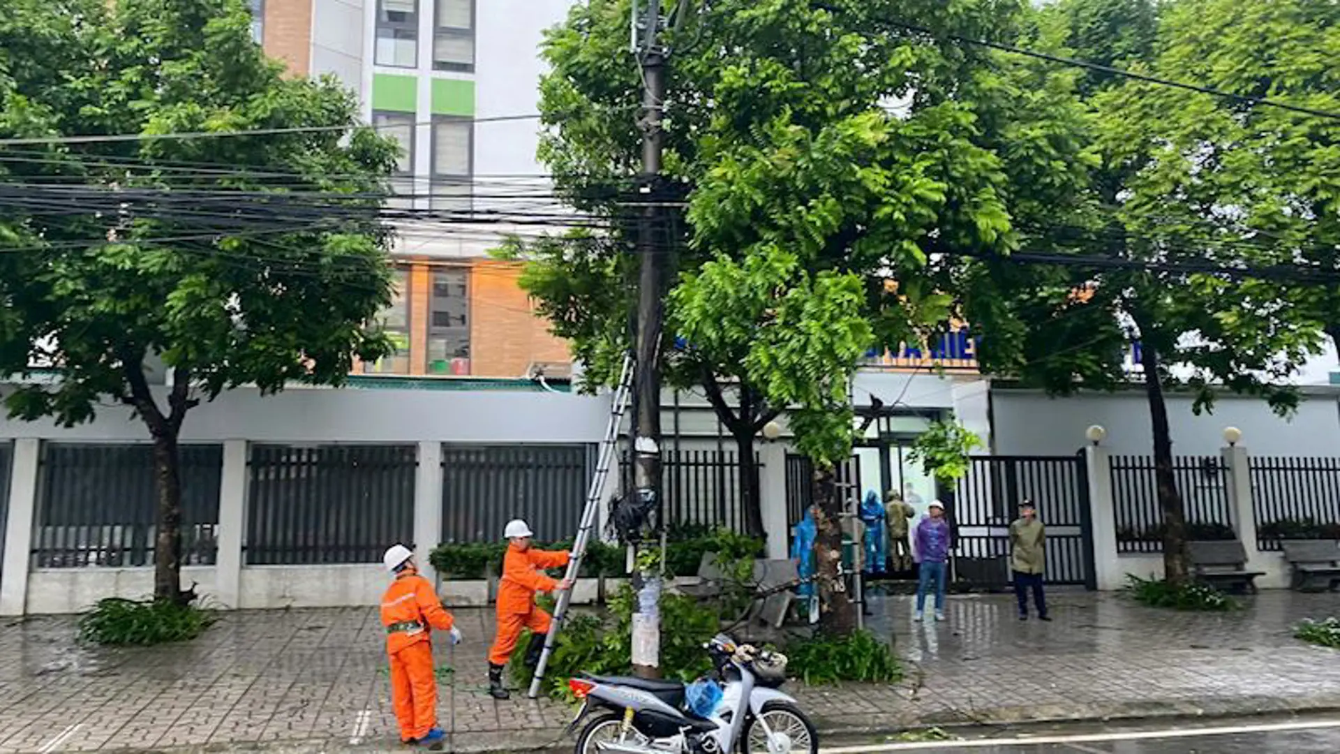 EVNHANOI không cắt điện, sẵn sàng ứng phó với mọi tình huống trong mưa bão