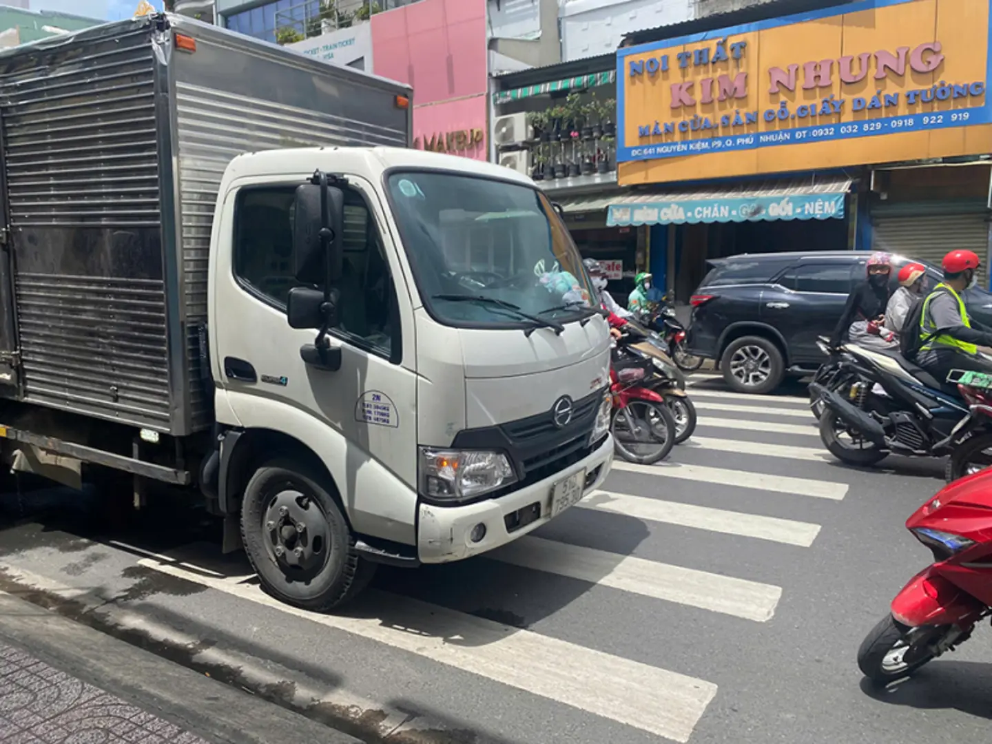 Tai nạn giao thông mới nhất 7/9/2024: xe tải lùi cán cụ bà tử vong