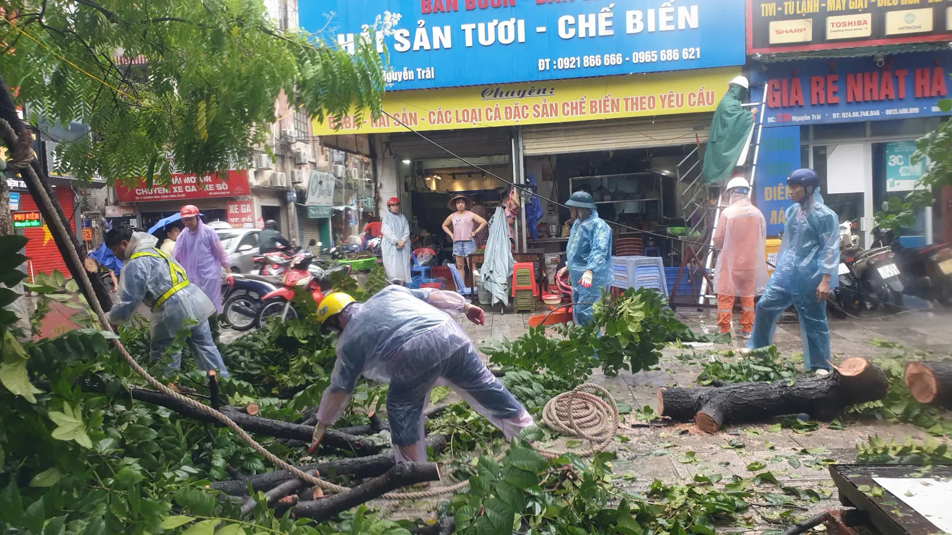 Hà Nội di dời hơn 200 người dân khu vực nguy hiểm tránh bão