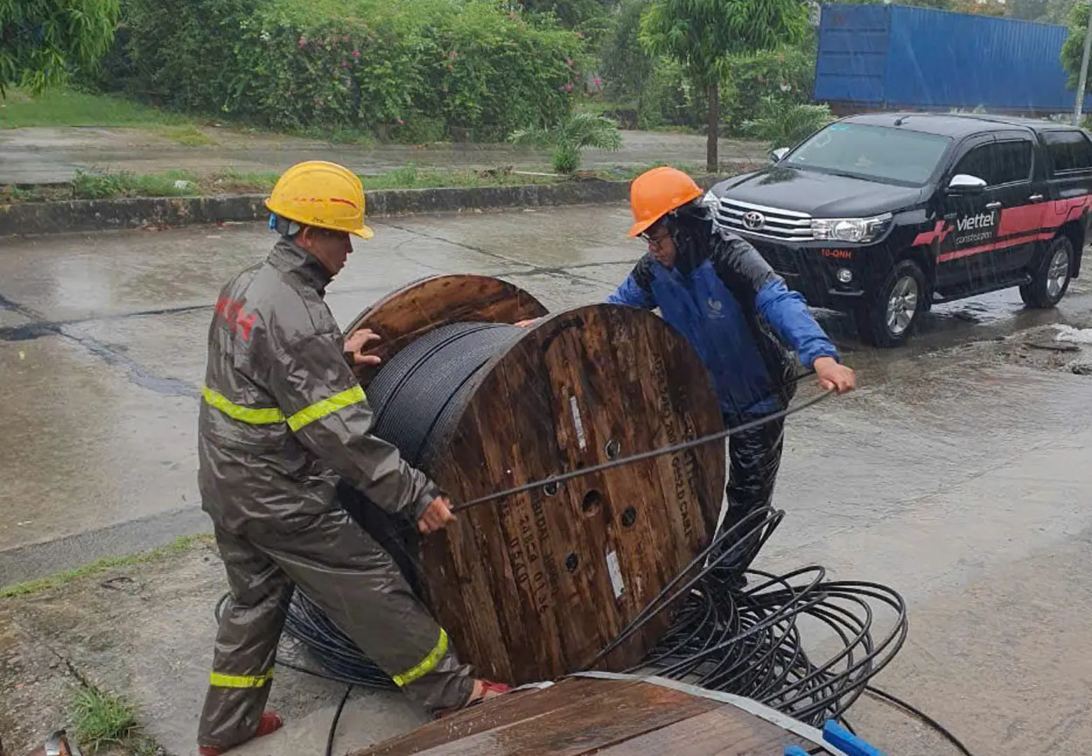 Nhà mạng “liên thông” sóng di động: Không để chính quyền, người dân mất liên lạc