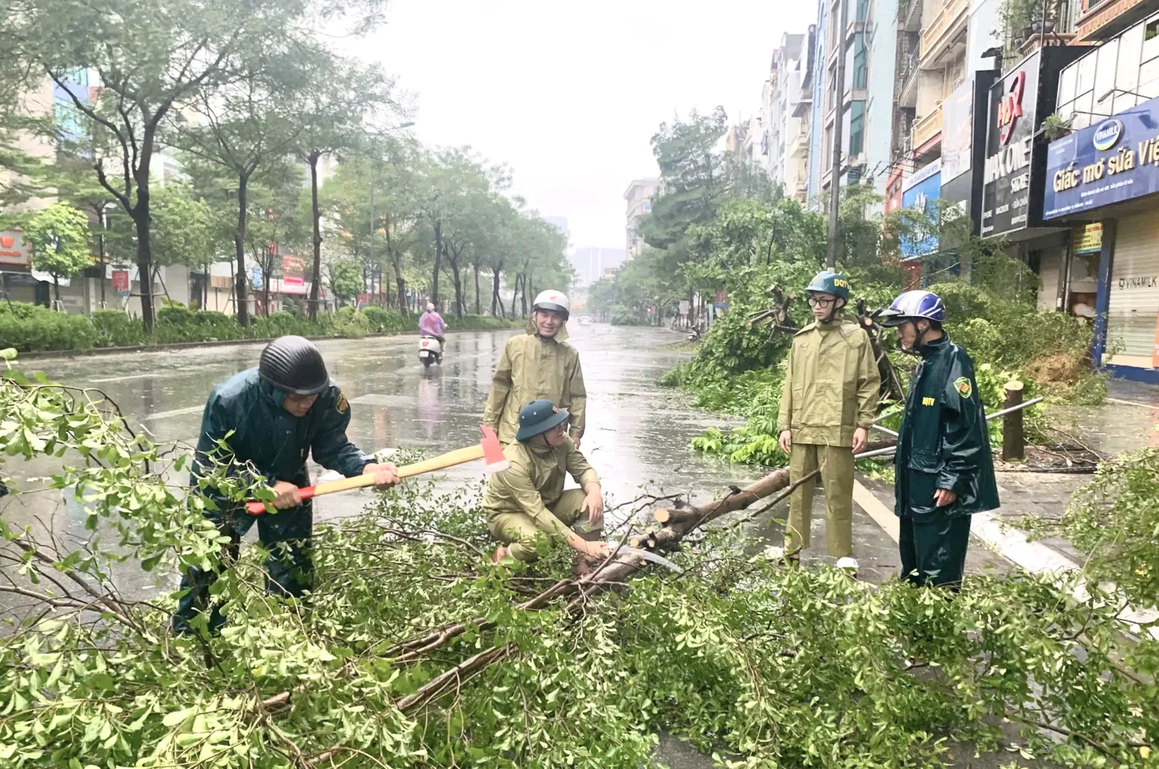 Bí thư Thành ủy Hà Nội chỉ đạo bằng mọi biện pháp đảm bảo an toàn cho người dân