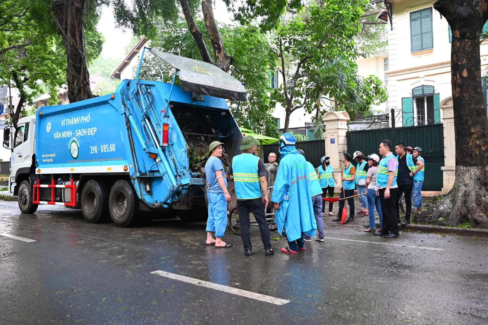 Huy động tối đa nhân lực dọn dẹp vệ sinh môi trường sau bão số 3