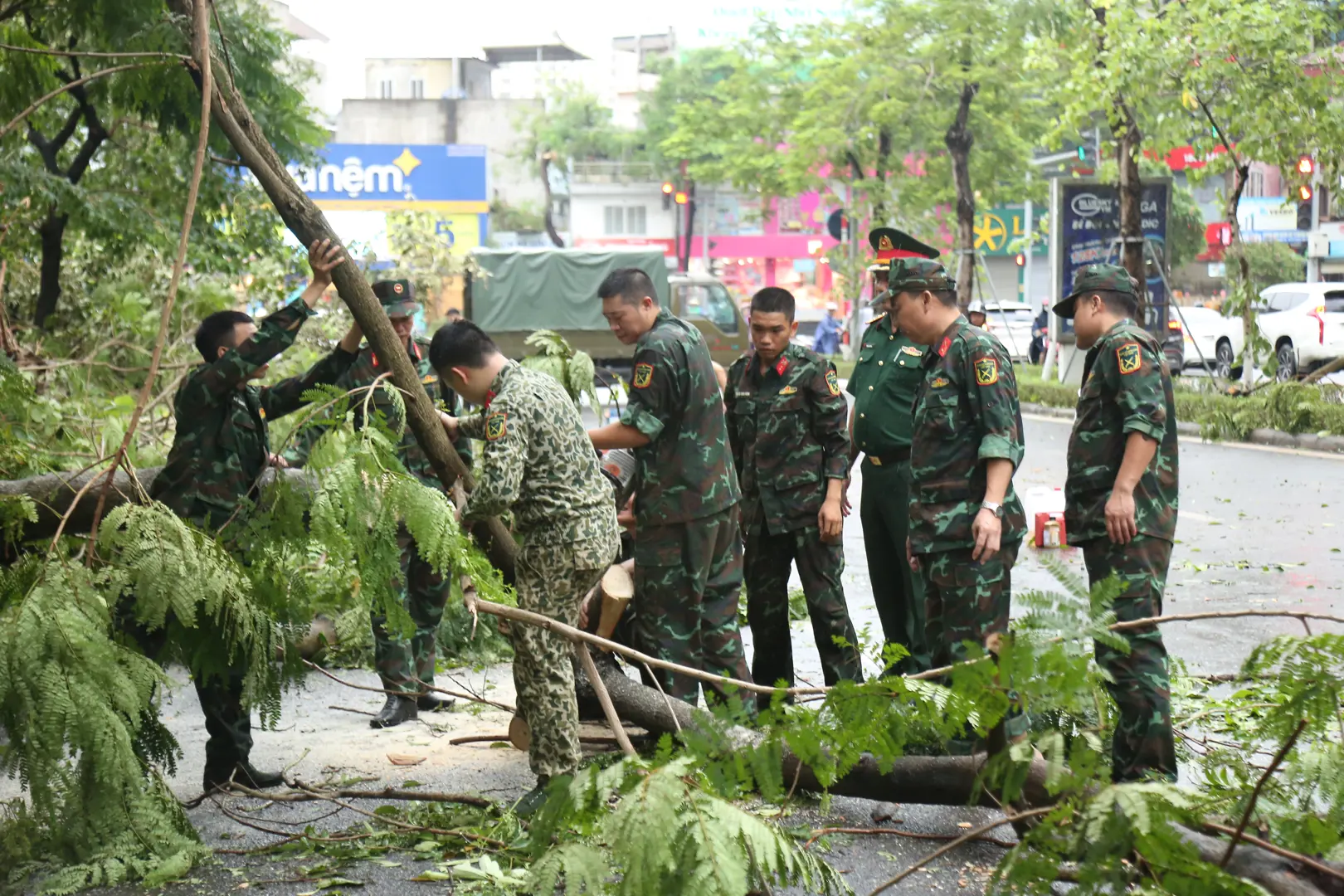 Chung tay khắc phục, bảo đảm giao thông sau bão Yagi