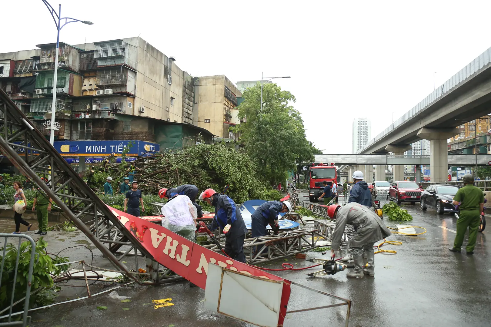 Cây xanh đổ chắn ngang đường, giao thông Hà Nội ảnh hưởng nghiêm trọng