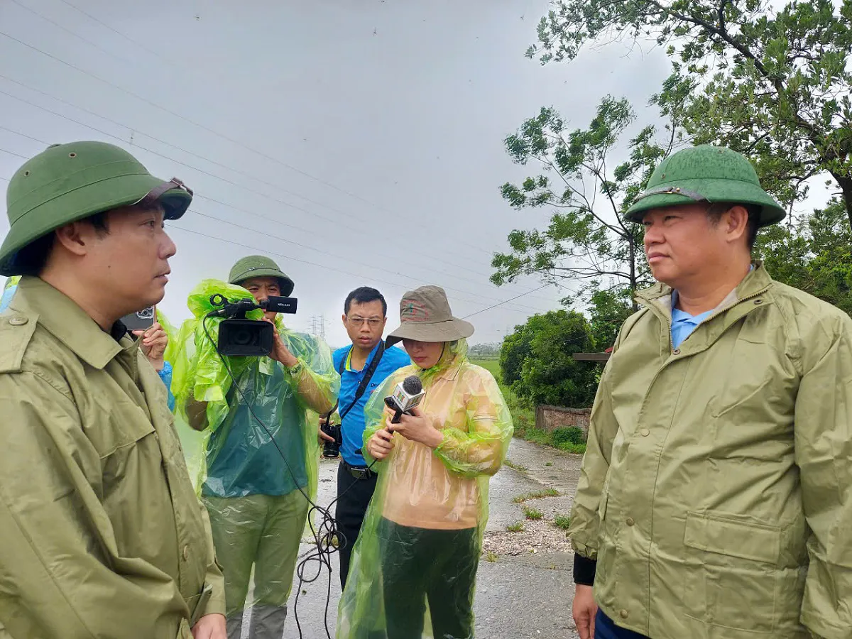 Phó Chủ tịch UBND TP Nguyễn Mạnh Quyền kiểm tra khắc phục hậu quả sau bão tại Chương Mỹ