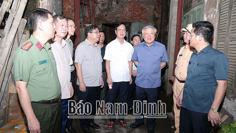 Phó Thủ tướng Nguyễn Hòa Bình kiểm tra khắc phục hậu quả bão tại Nam Định
