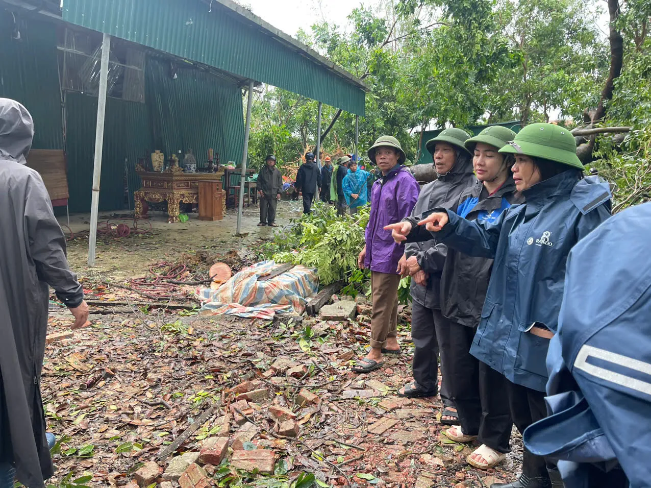 Ứng phó mưa lũ, huyện Thạch Thất tổ chức lực lượng canh đê gác cống 24/24h