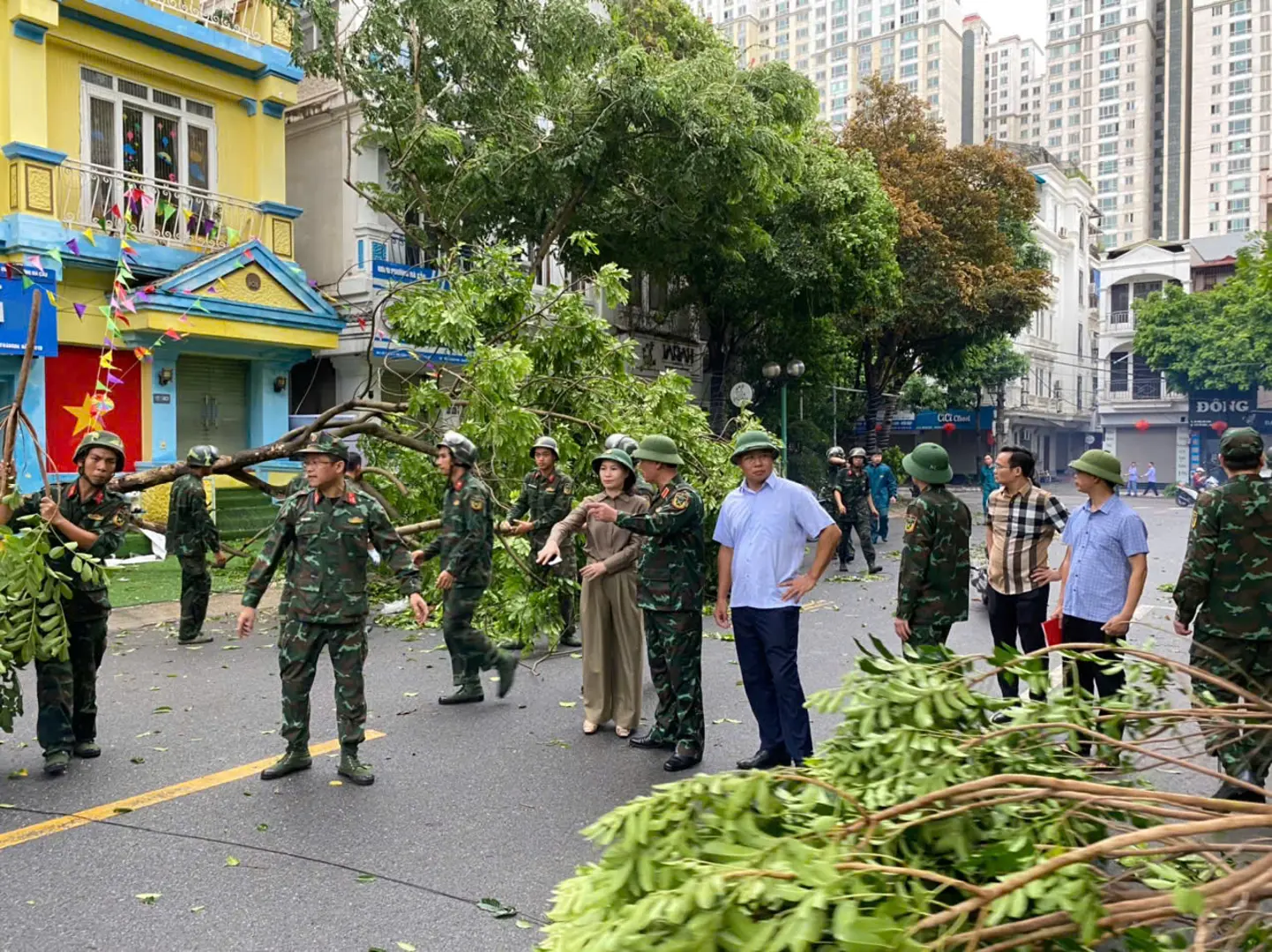 Hà Đông: hơn 730 cây xanh gãy đổ, nhiều khu vực ngập úng