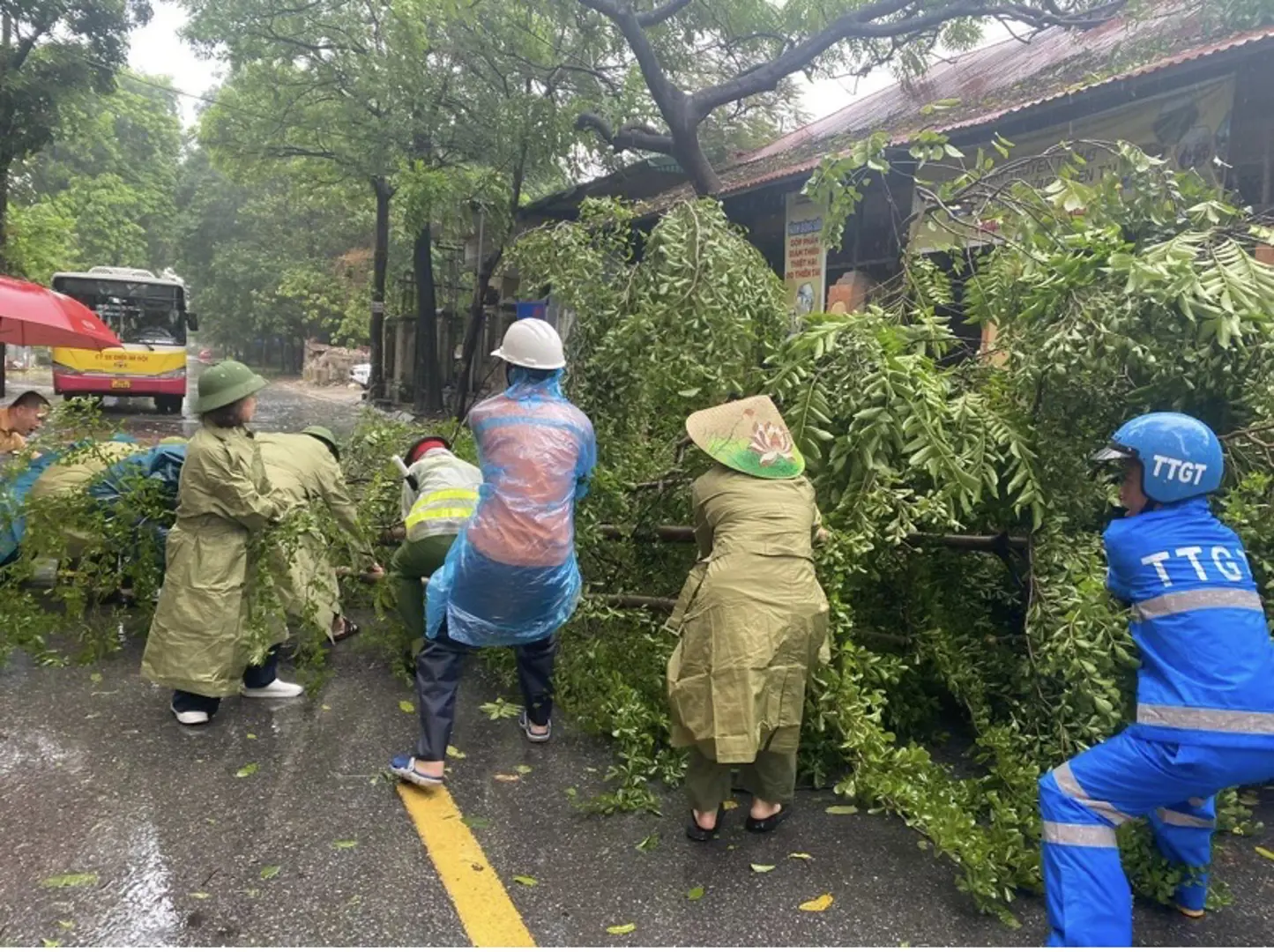 Hà Nội trích quỹ "Cứu trợ" 51 tỷ đồng hỗ trợ 11 tỉnh, thành khắc phục thiệt hại do bão