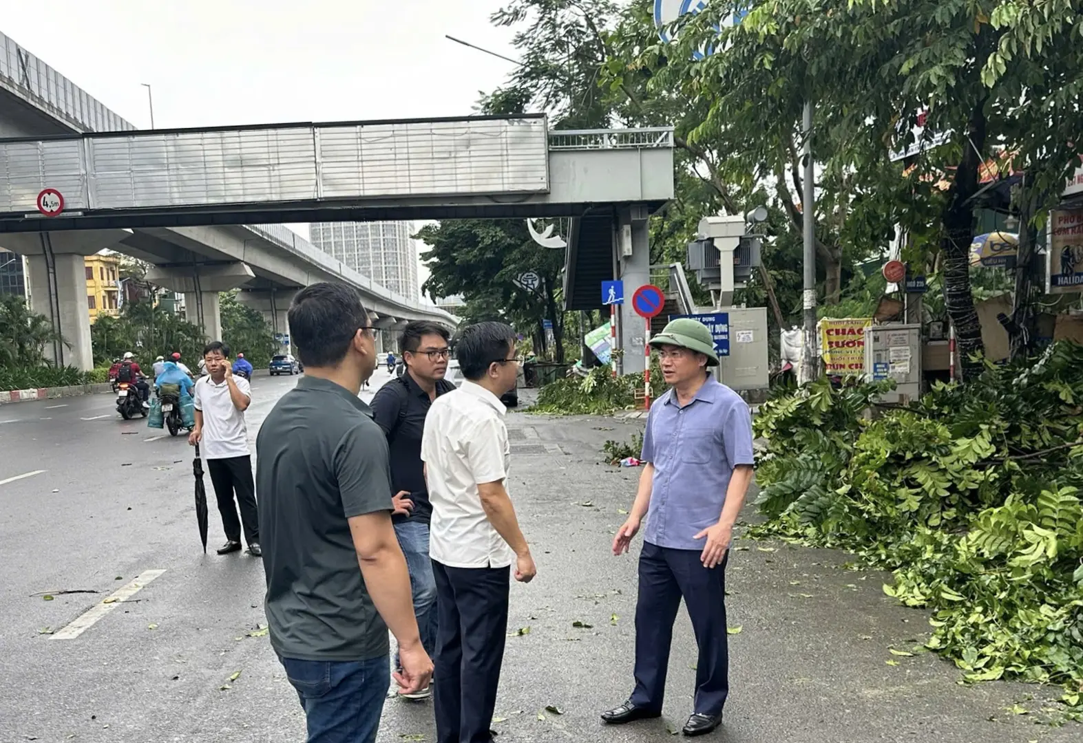 Phó Chủ tịch TP Hà Minh Hải kiểm tra việc khắc phục hậu quả mưa bão tại Thanh Xuân