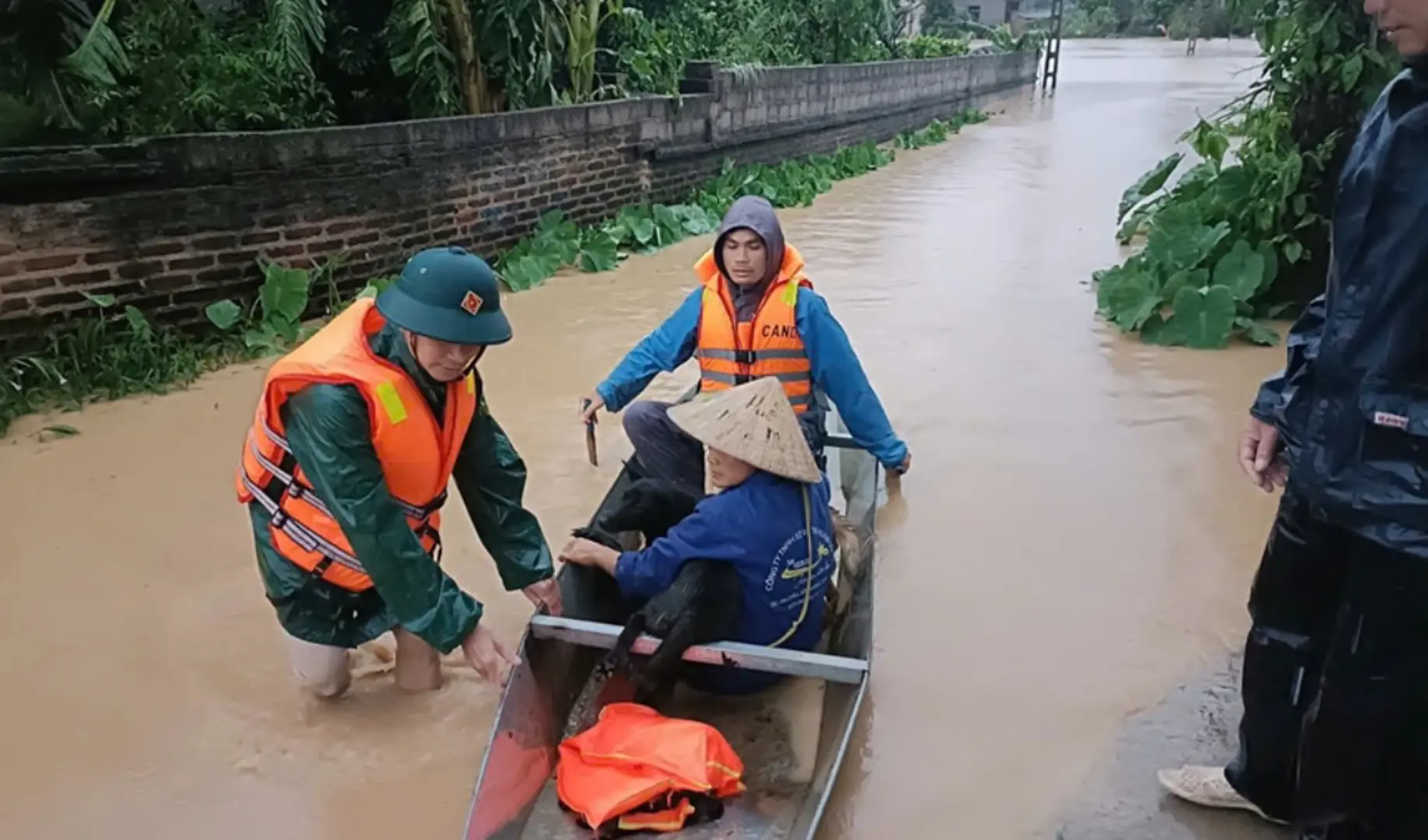 Bắc Giang huy động cán bộ, chiến sĩ, dân quân tự vệ giúp dân sau bão