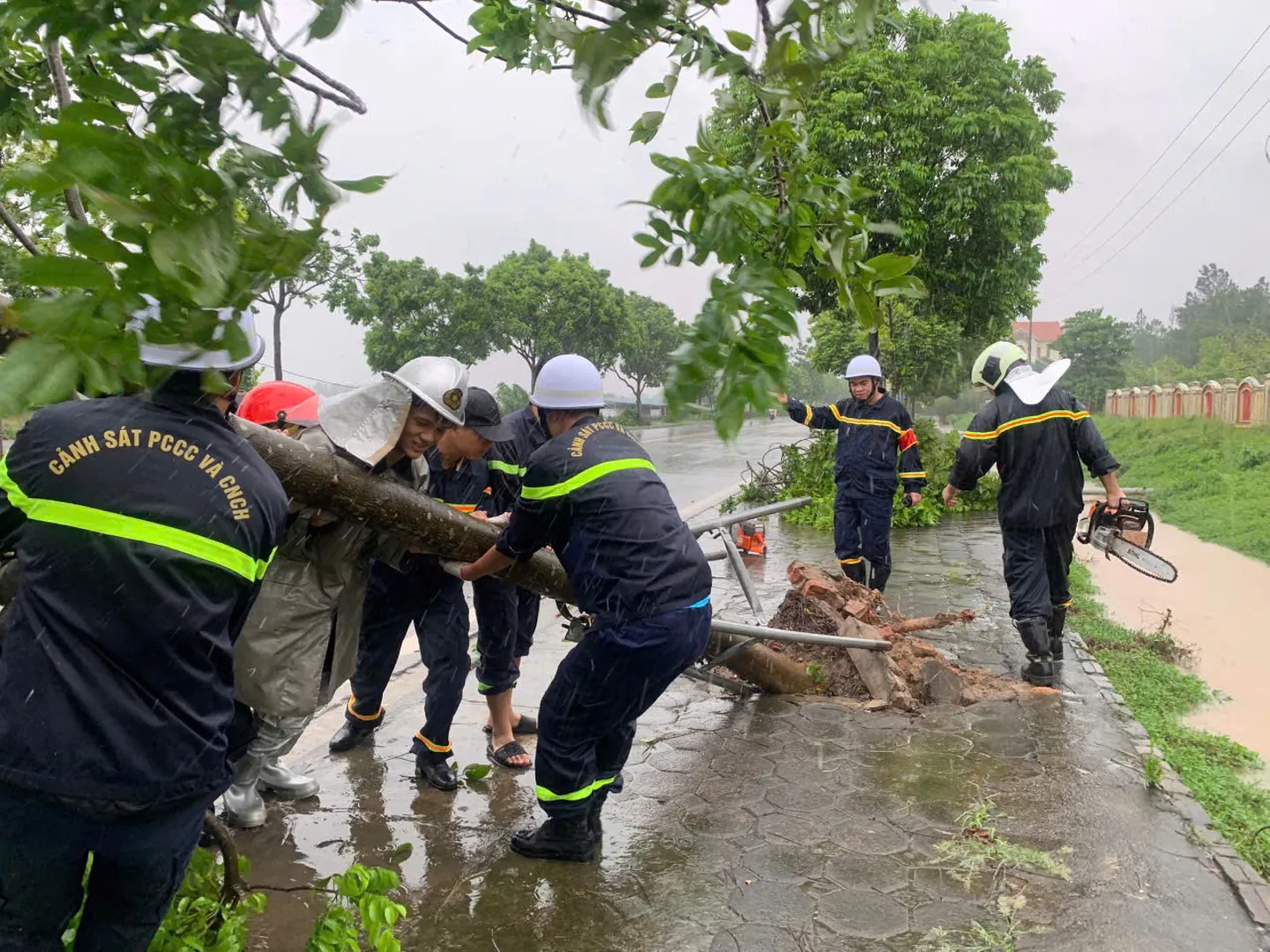 Huyện Đan Phượng tập trung khắc phục hậu quả do mưa bão