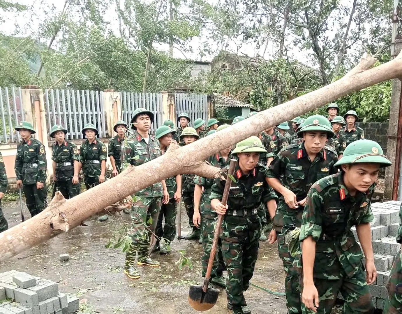 Cán bộ, chiến sĩ Thủ đô chung sức giúp người dân chống bão