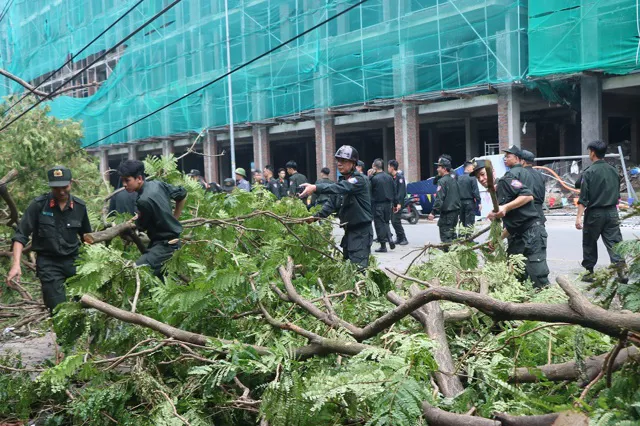 Tinh thần trách nhiệm và tình người trong cơn bão