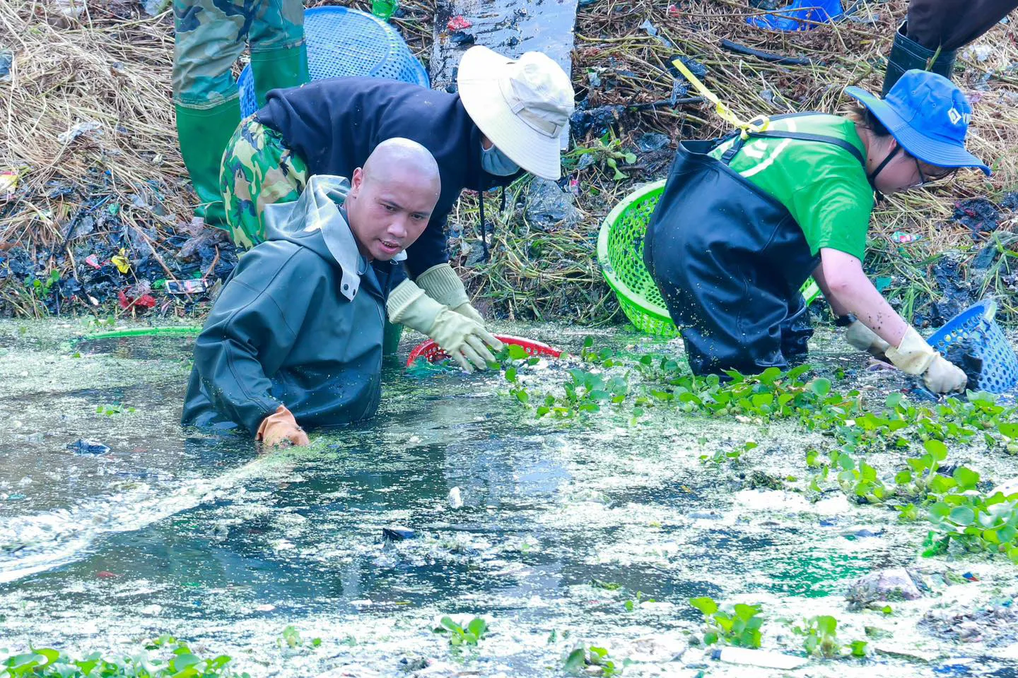 Hà Nội Xanh - Những người mang lại màu xanh cho dòng sông bị ô nhiễm