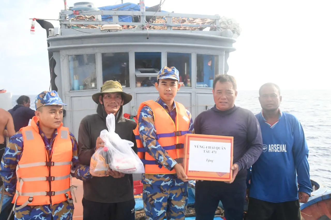 14 ngư dân Quảng Ngãi cầu cứu vì hết lương thực, nước uống