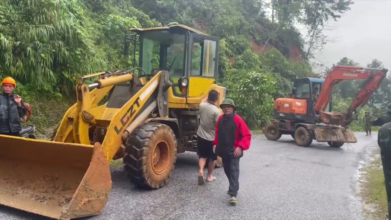 Diễn biến mới nhất vụ xe khách bị vùi lấp: ít nhất 4 người tử vong