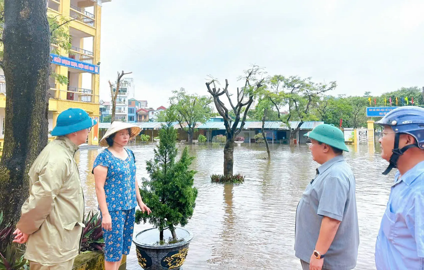 Lãnh đạo huyện Thanh Trì kiểm tra tình hình sản xuất sau mưa bão