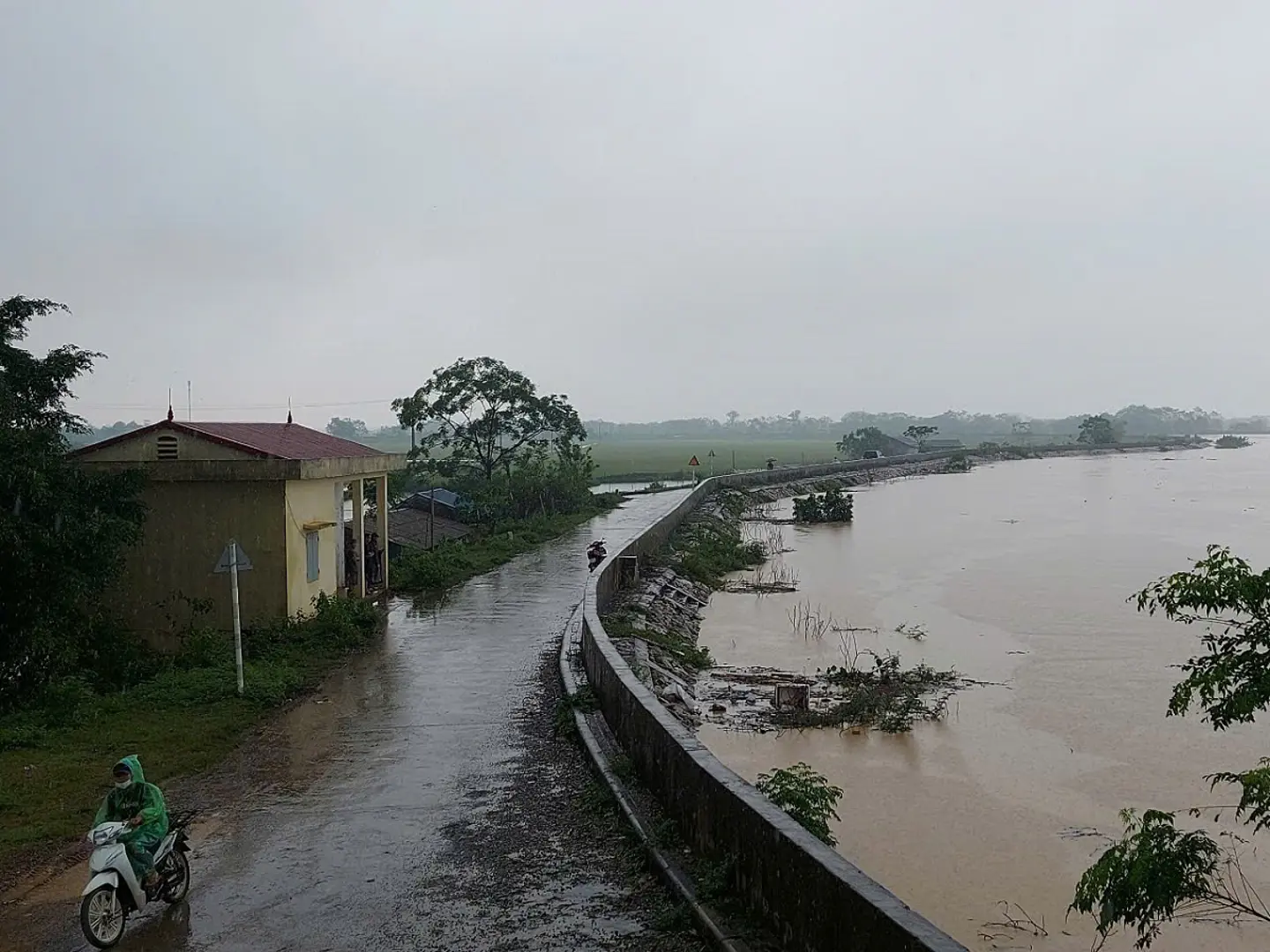 Lũ rừng ngang tràn về, huyện Chương Mỹ gấp rút triển khai các phương án ứng phó