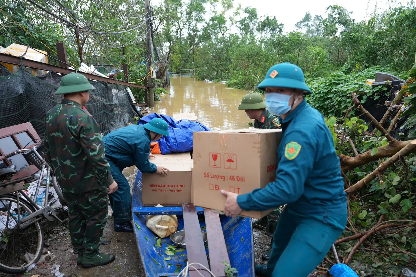 Tây Hồ hỗ trợ người dân phường Ngọc Thuỵ ra khỏi bãi giữa sông Hồng