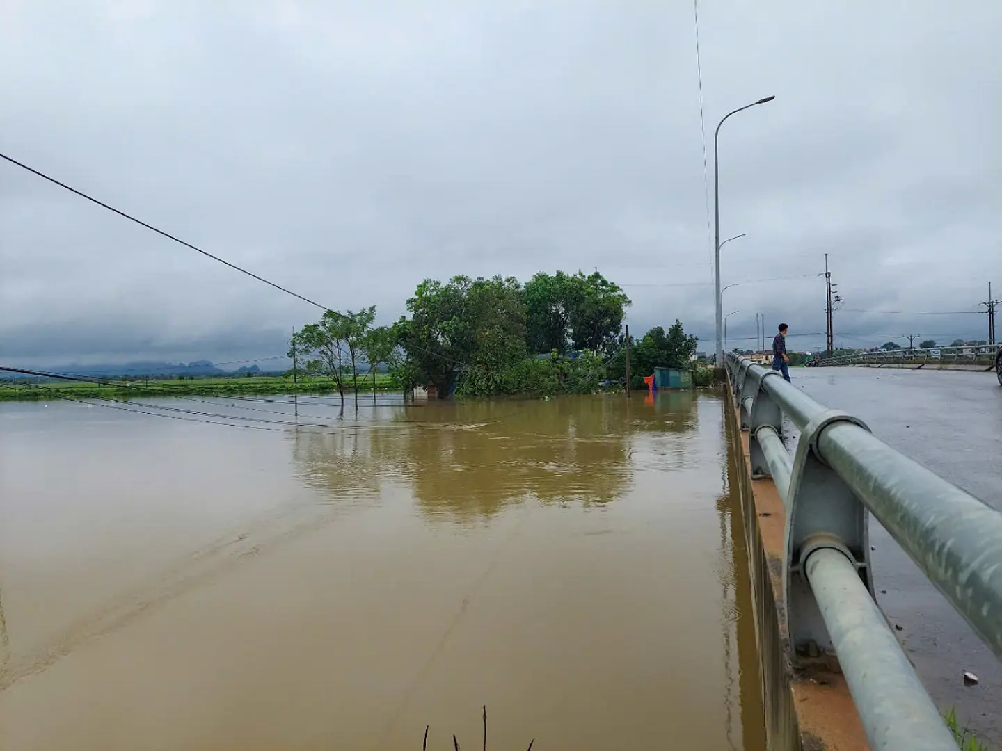 Huyện Chương Mỹ: lũ rừng ngang lên nhanh, 21 thôn, xóm đã bị ngập nước