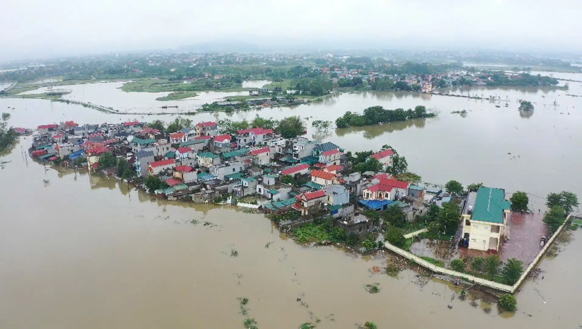 Nhiều nơi ở Quốc Oai ngập sâu, cuộc sống người dân đảo lộn