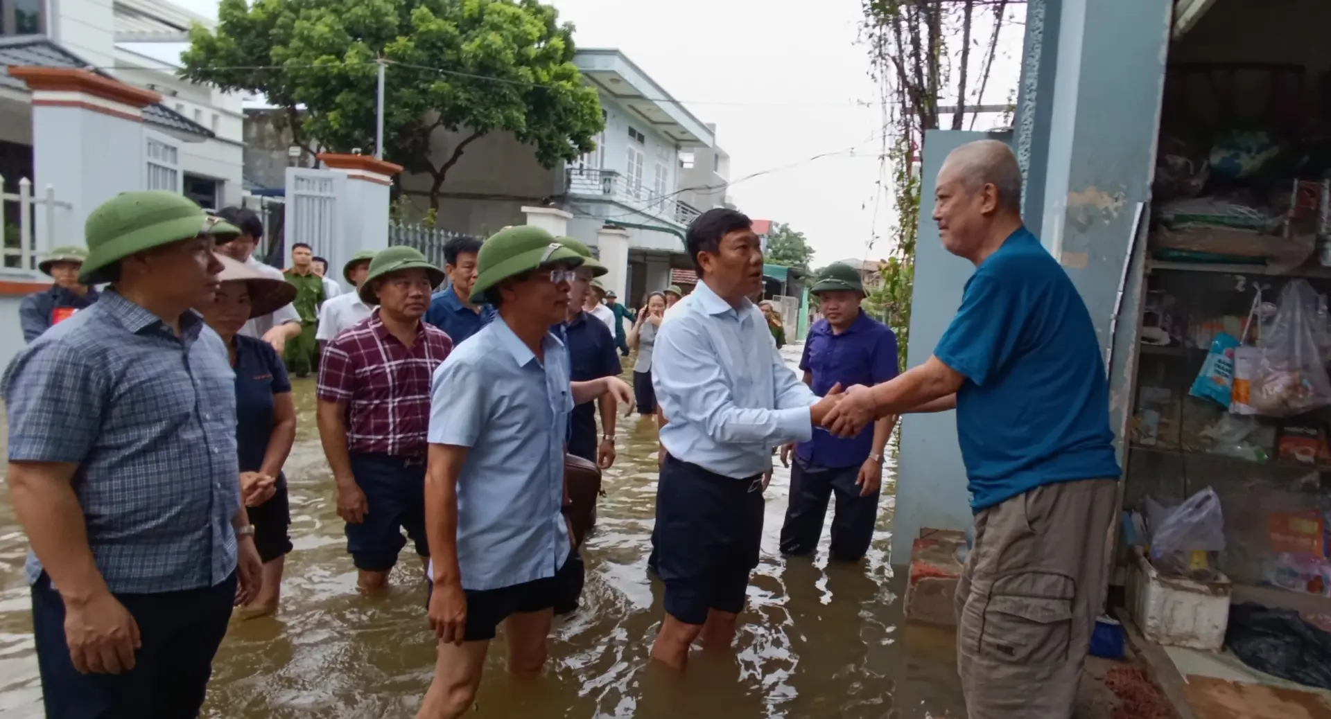 Trưởng Ban Dân vận Thành ủy Đỗ Anh Tuấn kiểm tra vùng lũ lụt Quốc Oai