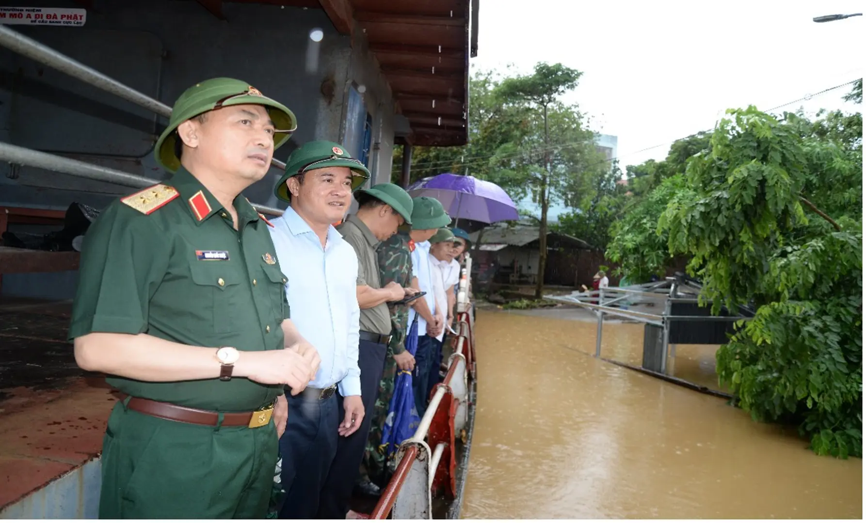 Trung tướng Nguyễn Quốc Duyệt kiểm tra việc ứng phó với mưa lũ tại huyện Ba Vì