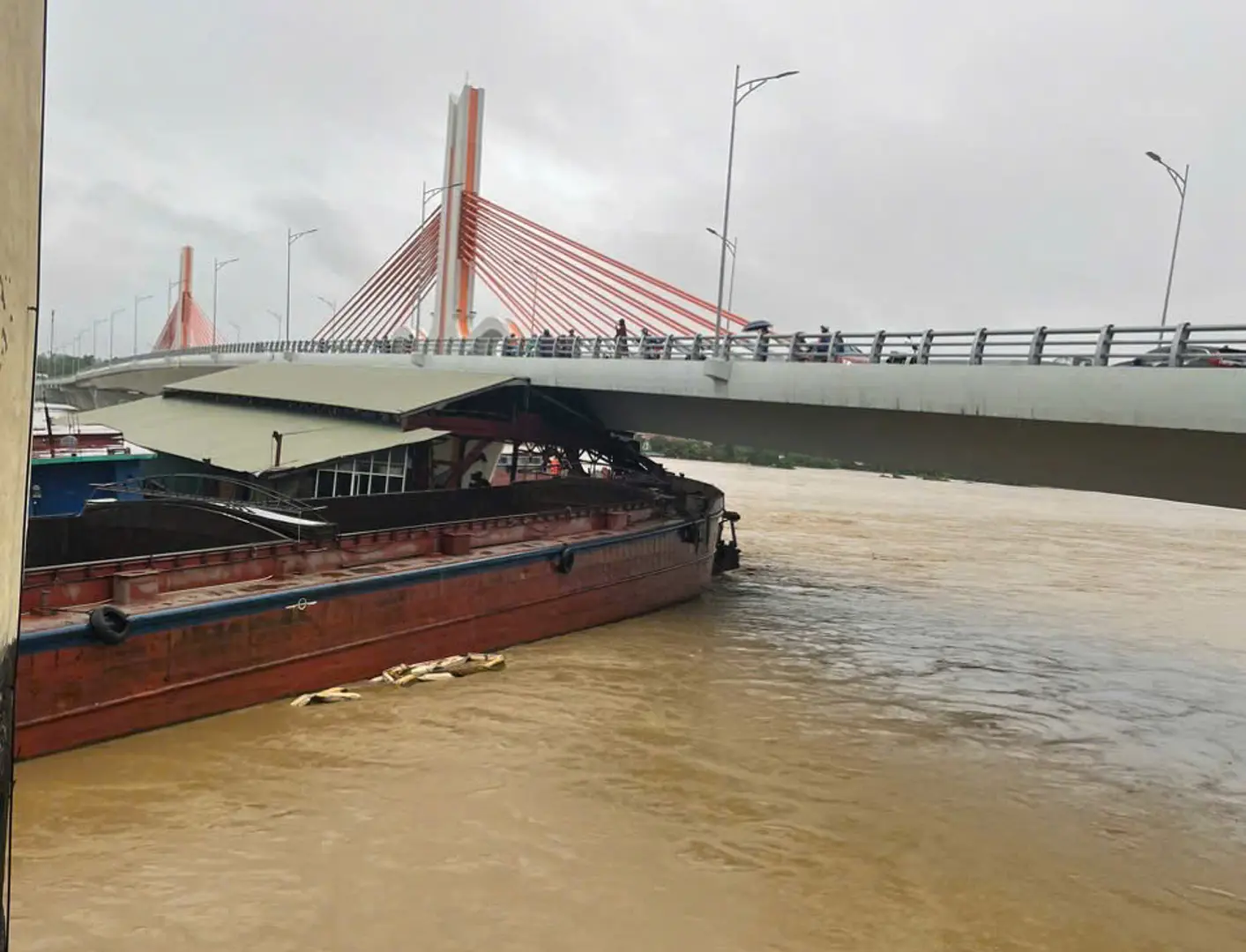 Tàu rỗng và nhà nổi trôi tự do trên sông Lô va vào cầu Vĩnh Phú