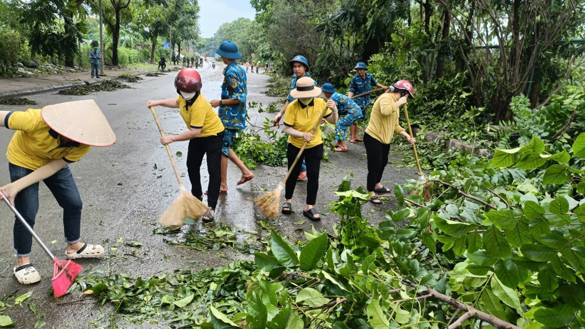 Phụ nữ Thủ đô ra quân tổng vệ sinh môi trường sau bão từ 10/9-15/9