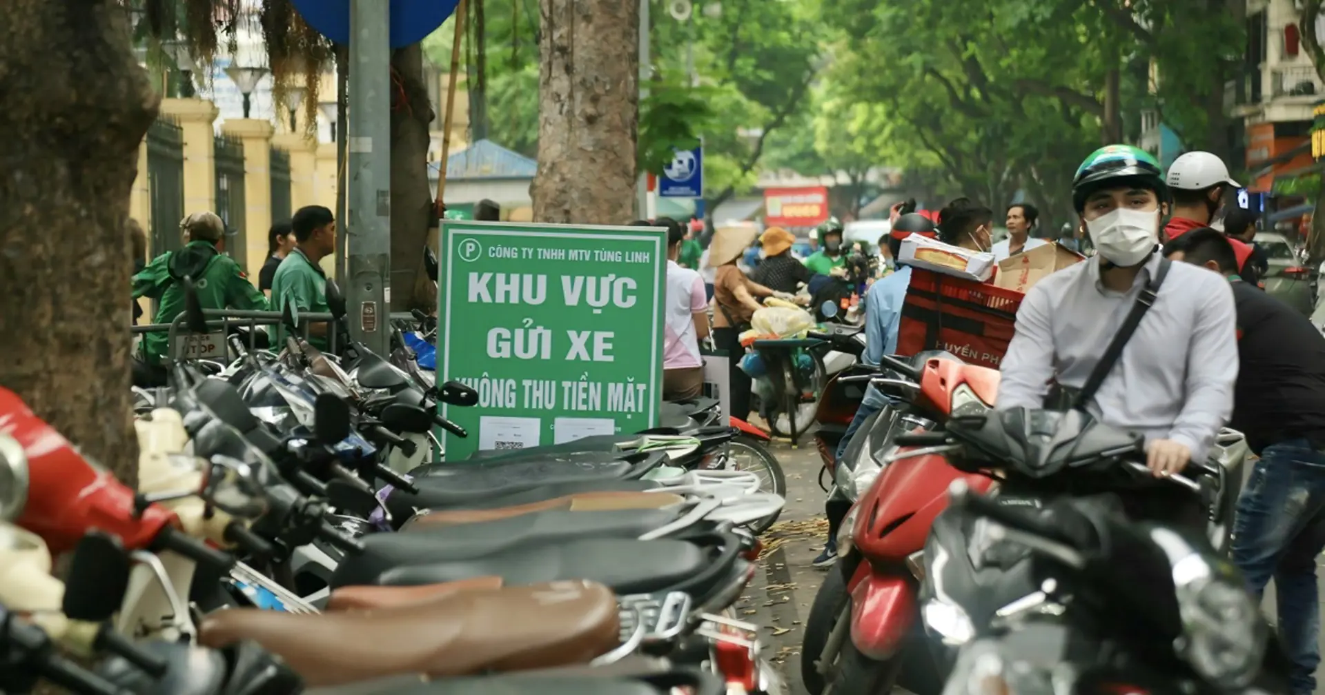 Hà Nội ban hành quy chế tạm thời về trông giữ xe không dùng tiền mặt