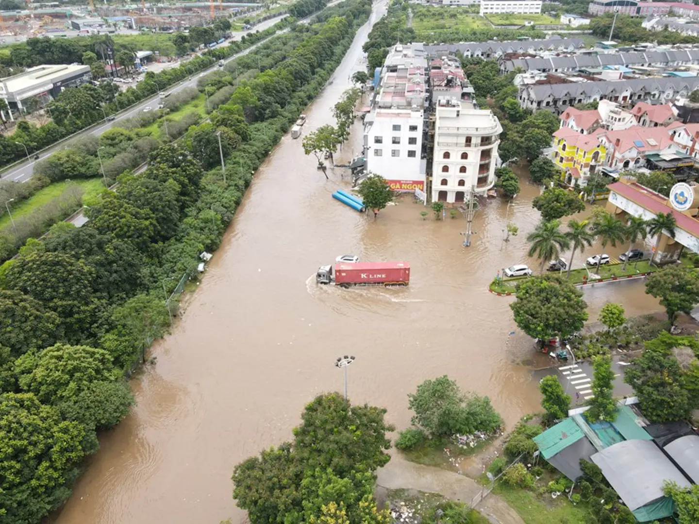 Cấm các phương tiện lưu thông trên đường gom Đại lộ Thăng Long do ngập úng