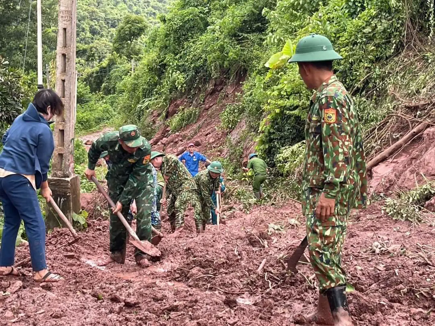 Nghệ An: tiếp cận hỗ trợ hơn 90 hộ dân bị cô lập ở Mỹ Lý