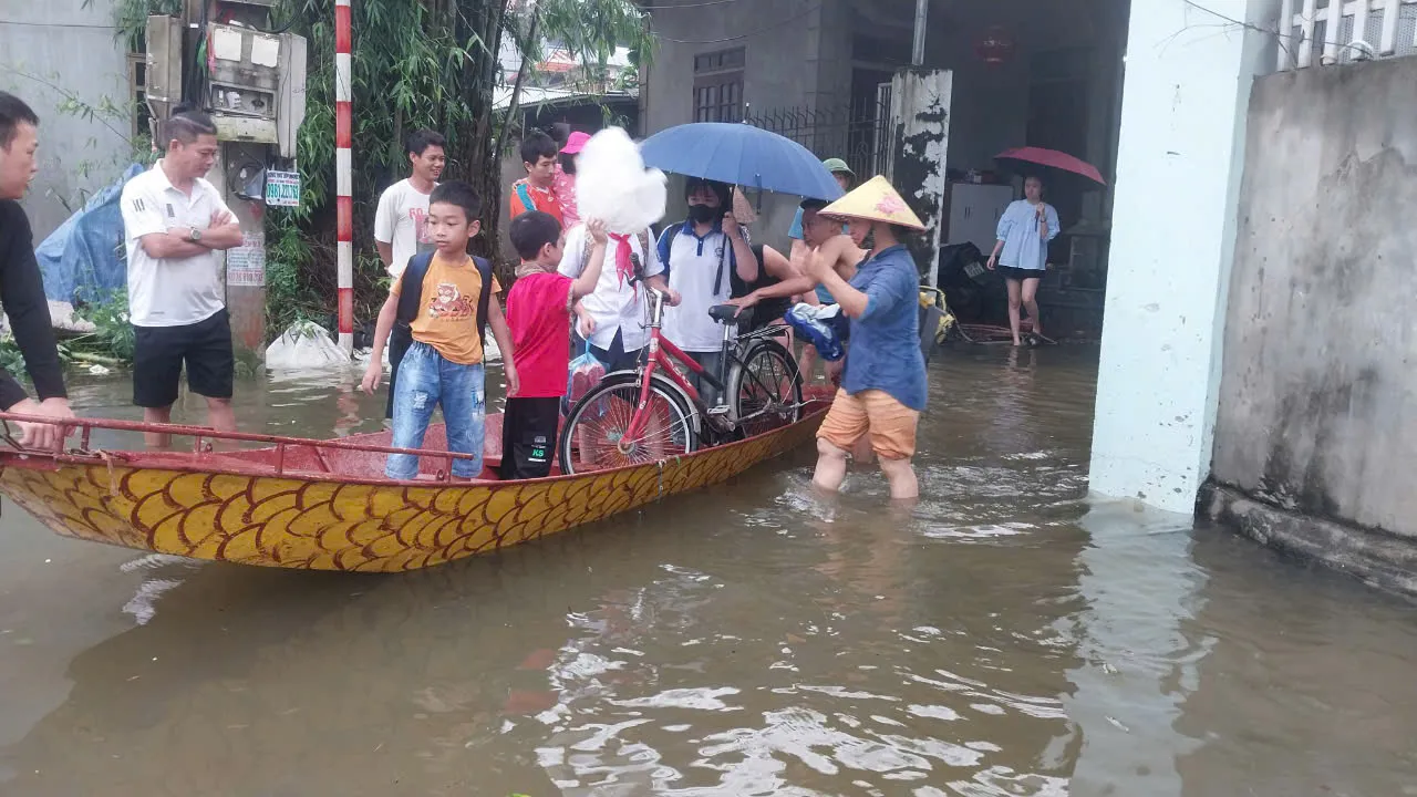 Huyện Thạch Thất: phụ huynh dùng thuyền, xe kéo đưa con em đến trường
