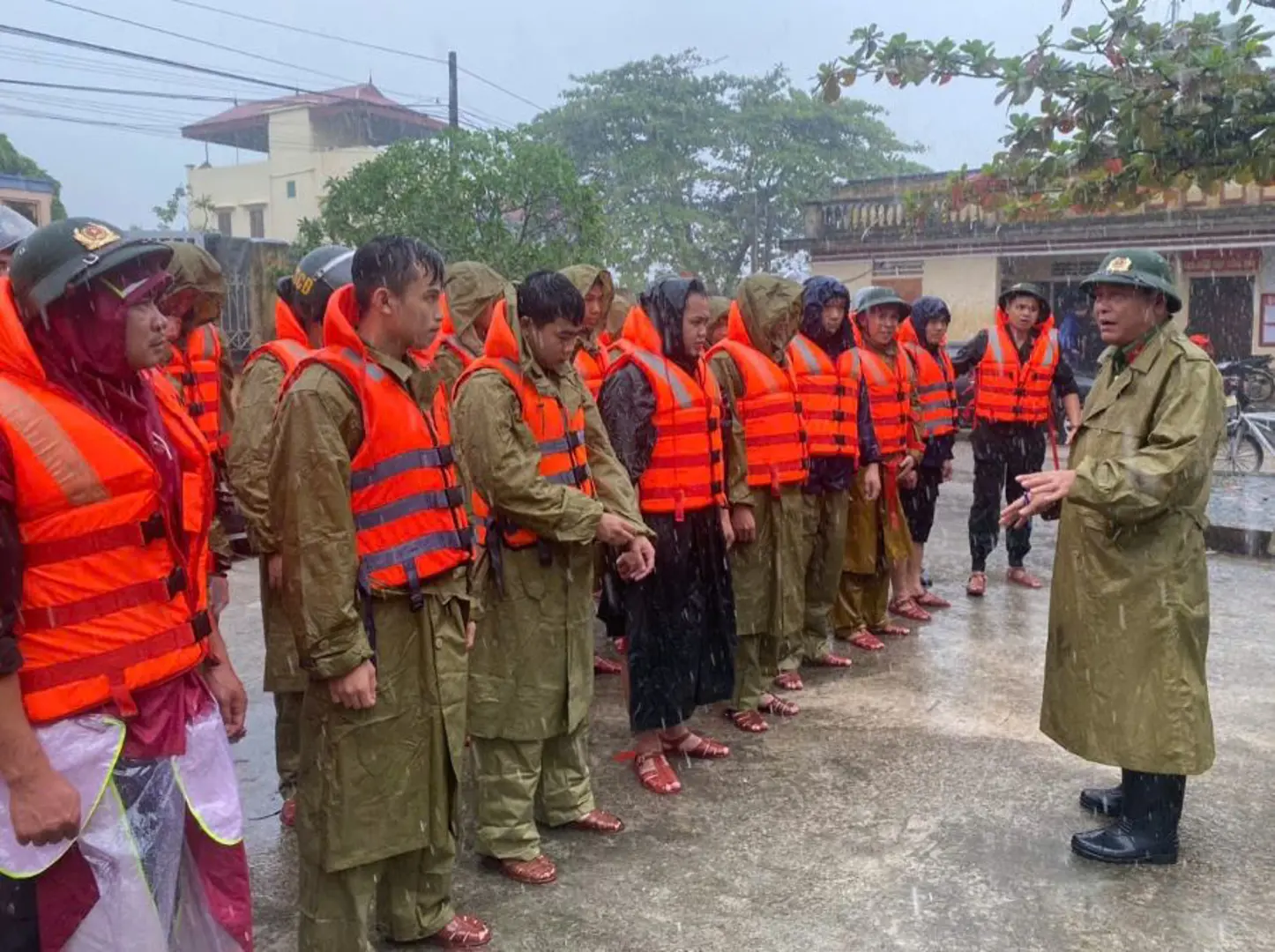 Công an tỉnh Thái Bình giúp người dân ứng phó với mưa lũ tràn đê bối