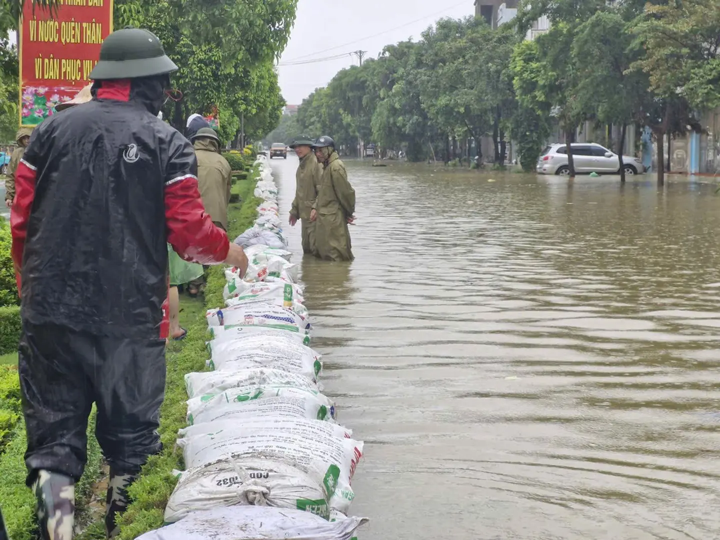 Mực nước sông Đáy tiếp tục dâng cao, nhiều nơi ở Hà Nam ngập sâu