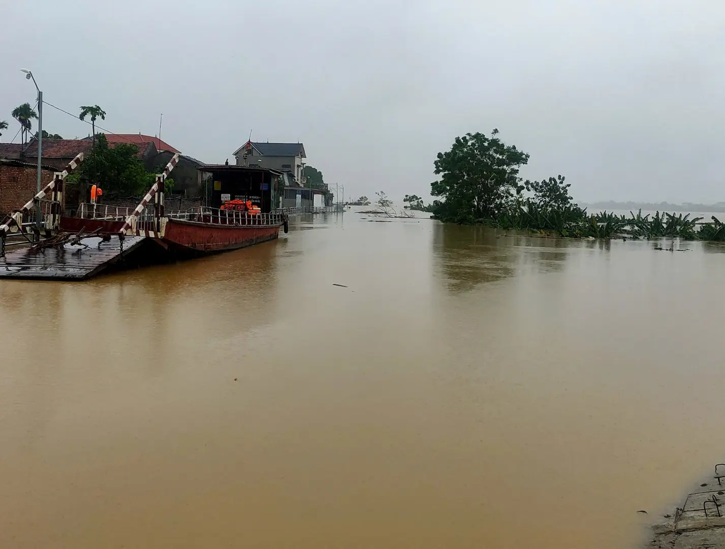 Hà Nội: nước lũ dâng cao cô lập xã đảo Minh Châu