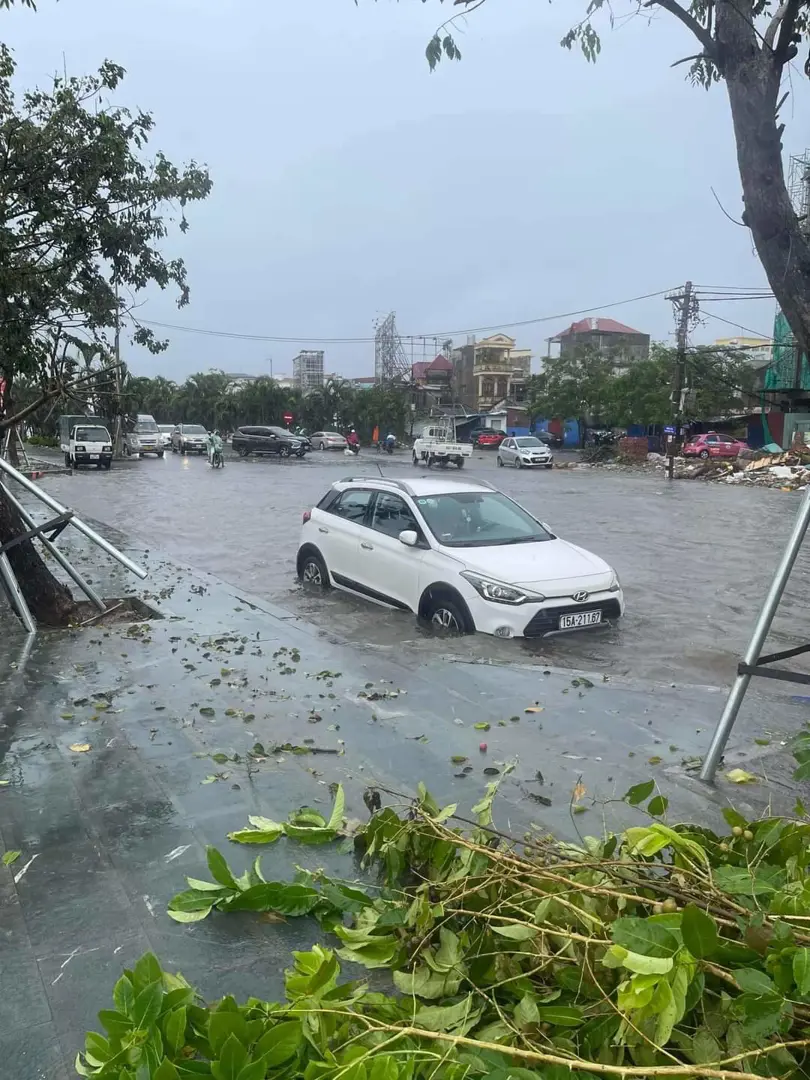 Các tuyến phố ở Hải Phòng lại ngập trong biển nước