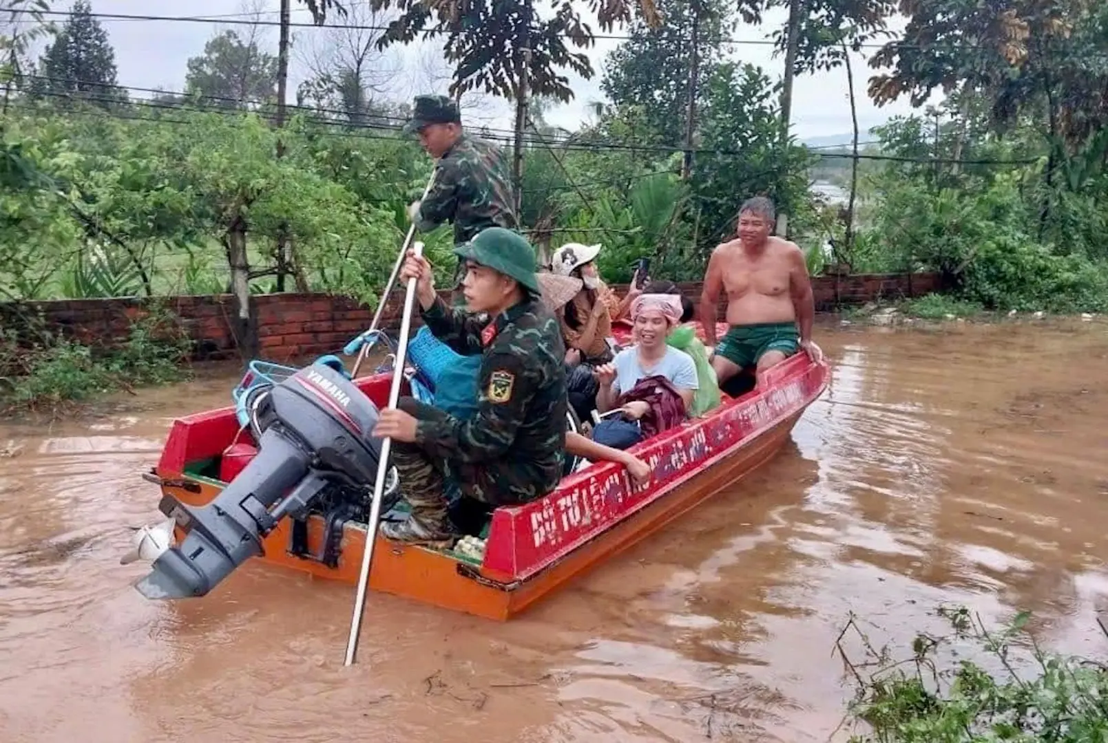 Huyện Phúc Thọ: đắp bờ ngăn lũ, di dời người dân đến nơi an toàn