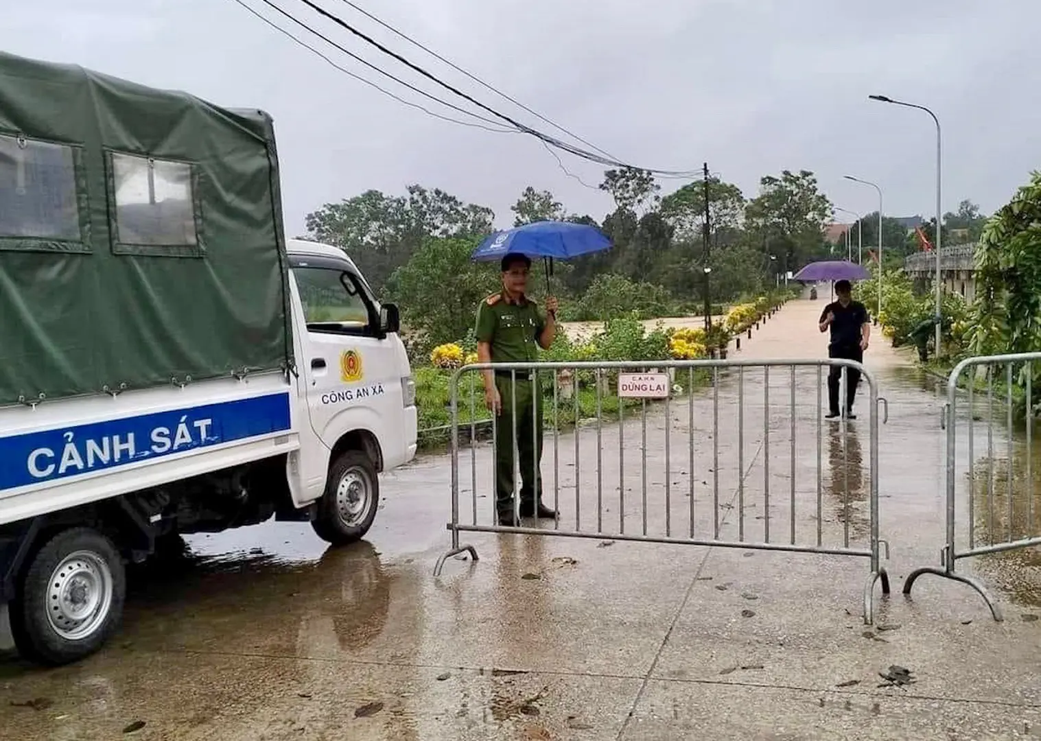 Huyện Phúc Thọ cấm ô tô đi lên hai tuyến đê Vân Cốc và Ngọc Tảo