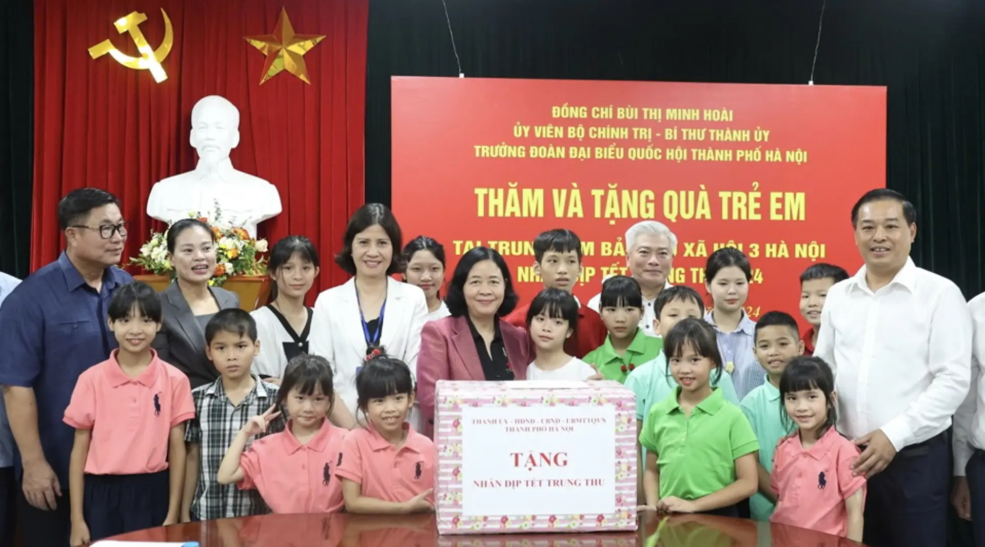 Bí thư Thành uỷ Hà Nội thăm, tặng quà trẻ em tại Trung tâm Bảo trợ xã hội 3