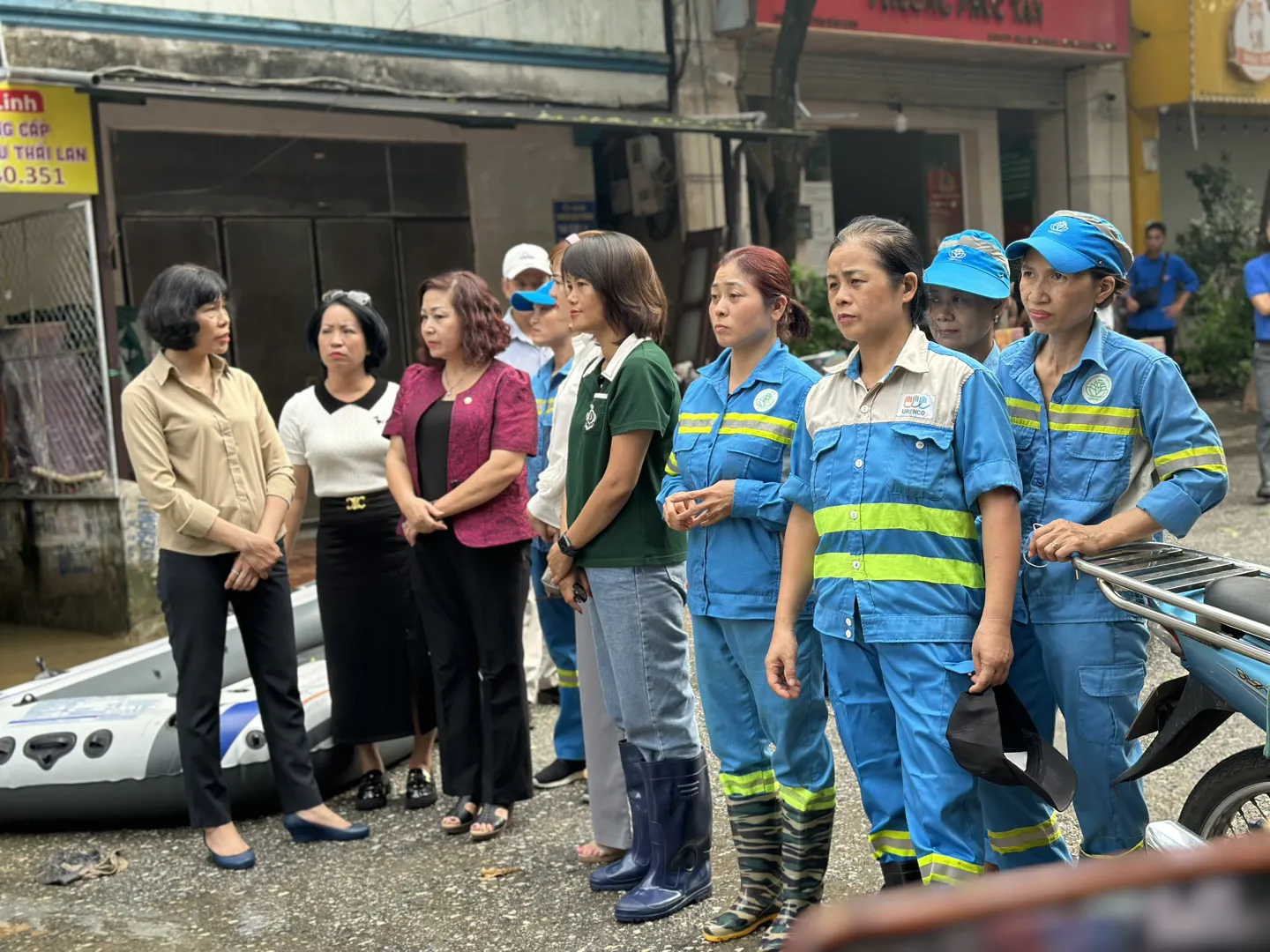 Thăm hỏi, động viên nữ công nhân vệ sinh môi trường sau bão số 3