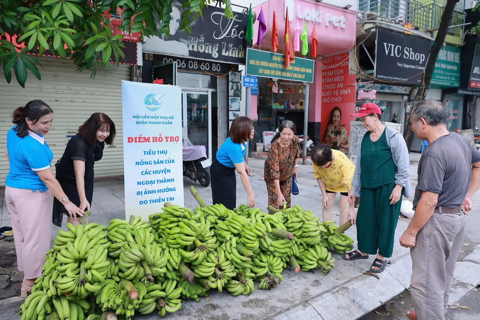 Phụ nữ quận Thanh Xuân hỗ trợ người dân vùng lũ tiêu thụ nông sản