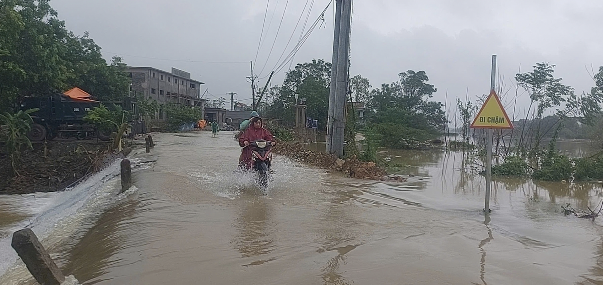 Hà Nội: cấm phương tiện lưu thông qua các điểm ngập sâu ở Mỹ Đức